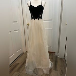 BA Nites Formal Prom Dress Black Top White Tulle Bottom Size 1 NWOT